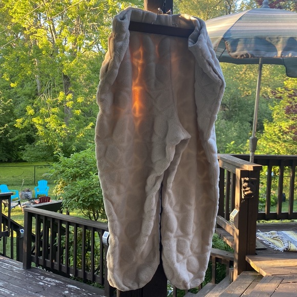 Urban Outfitters • White Peace Sweatpants - Picture 4 of 6